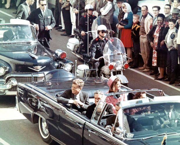 Photo du President Kennedy dans sa limousine à Dallas, Texas, dans la rue principale
quelques minutes avant son assassinat